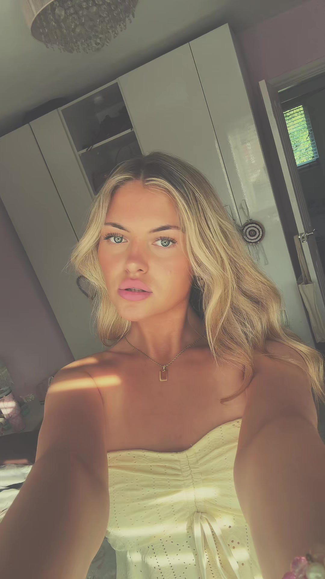 @hollyvjones