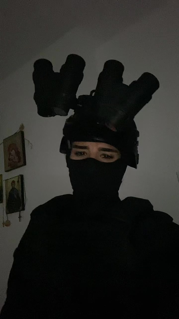 @╰‿╯