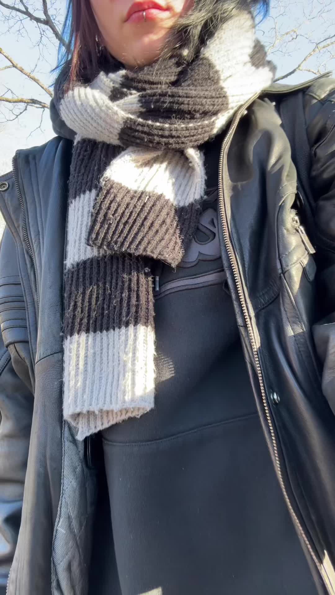 @>_<