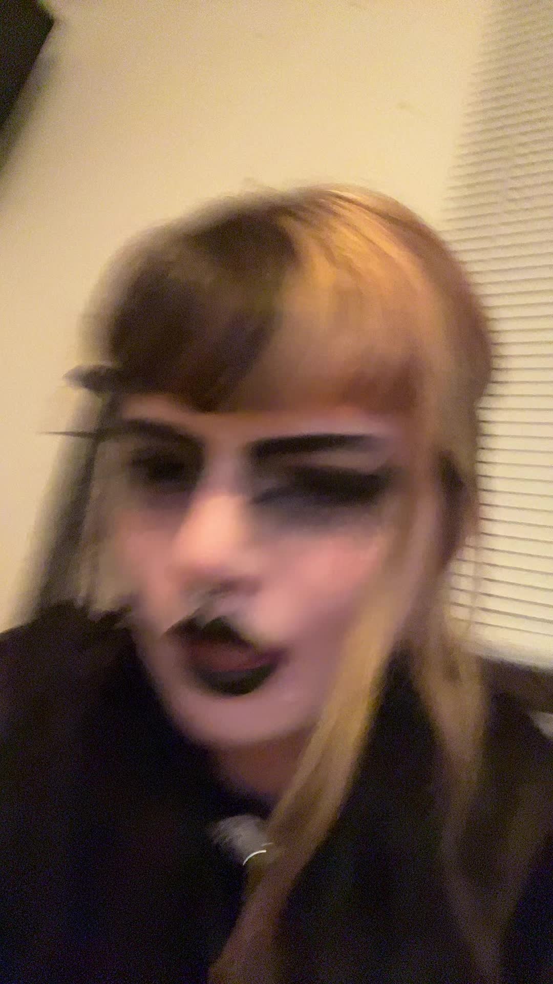 @Toeknee Marie☠️🖤