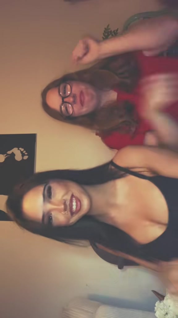 @🙎🏻&zwj;♀️💋