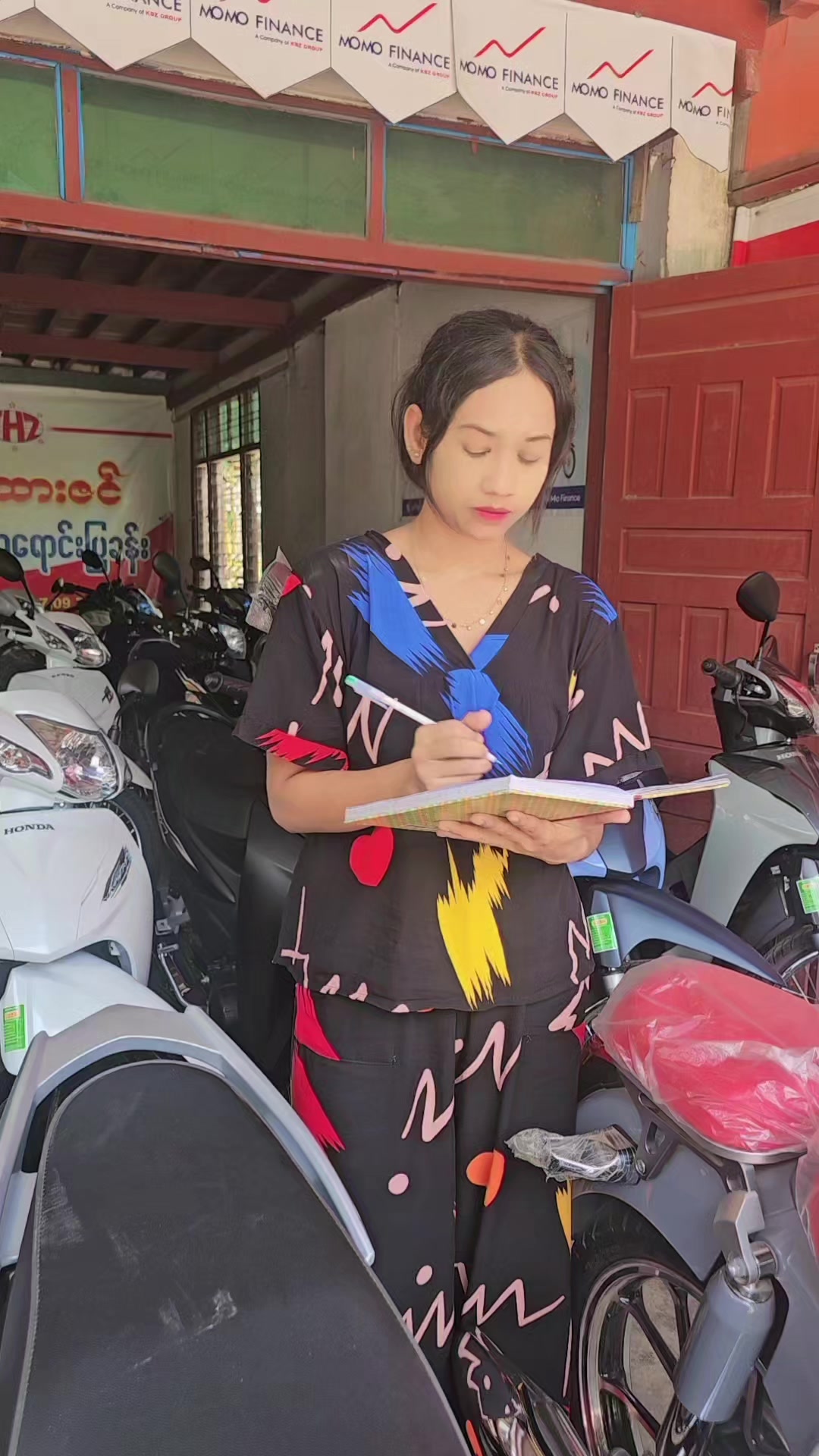 @သက်ထားဇင် ဆိုင်ကယ်ဆိုင် ပြည်