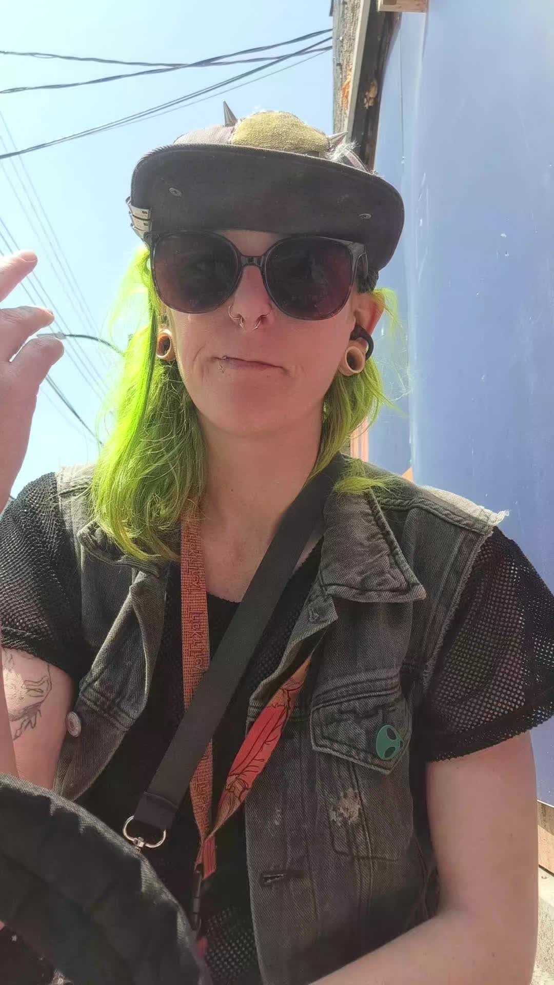 @friendlyalien 🇨🇦