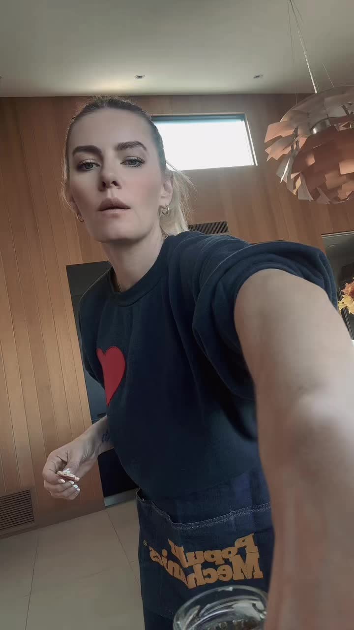 @Elisha Cuthbert