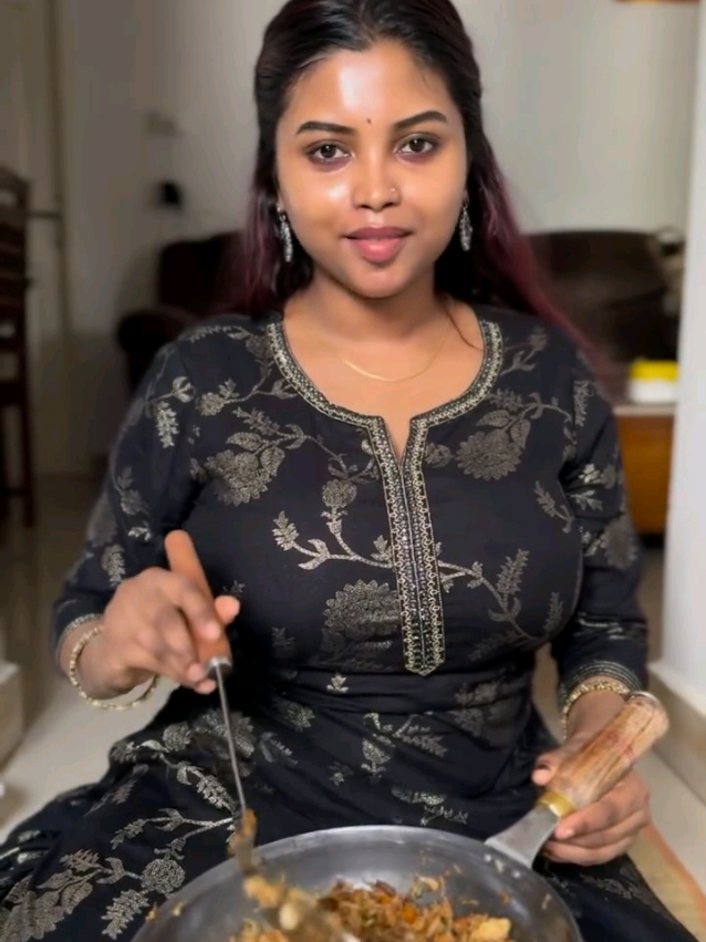 @Elakkiyaa