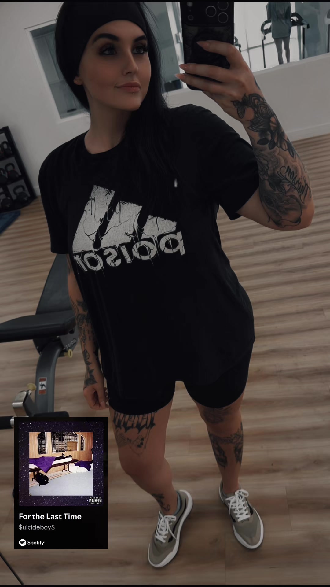 @𝒞𝓇𝓎𝓈𝓉𝒶𝓁 🖤