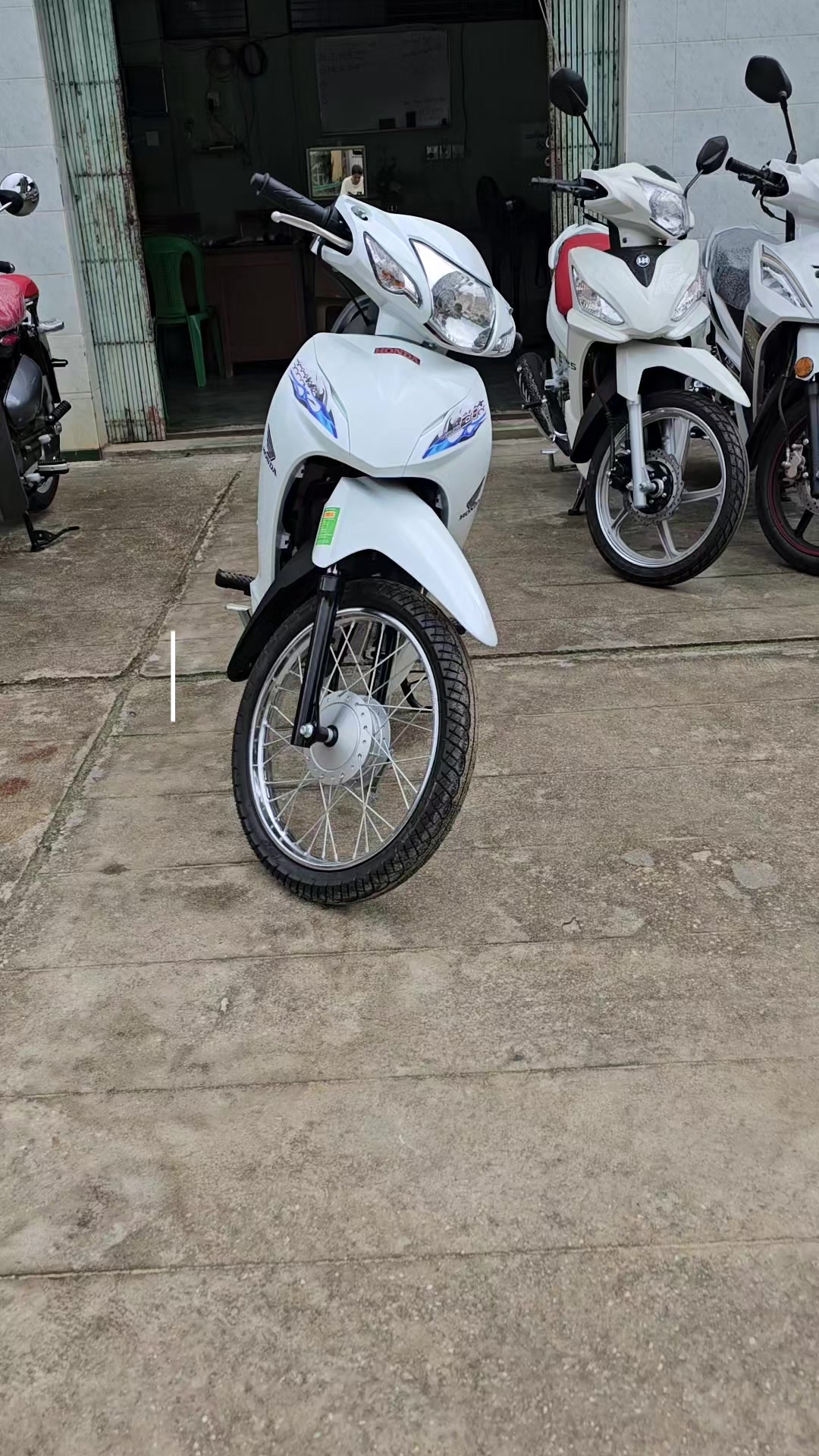 @သက်ထားဇင် ဆိုင်ကယ်ဆိုင် ပြည်