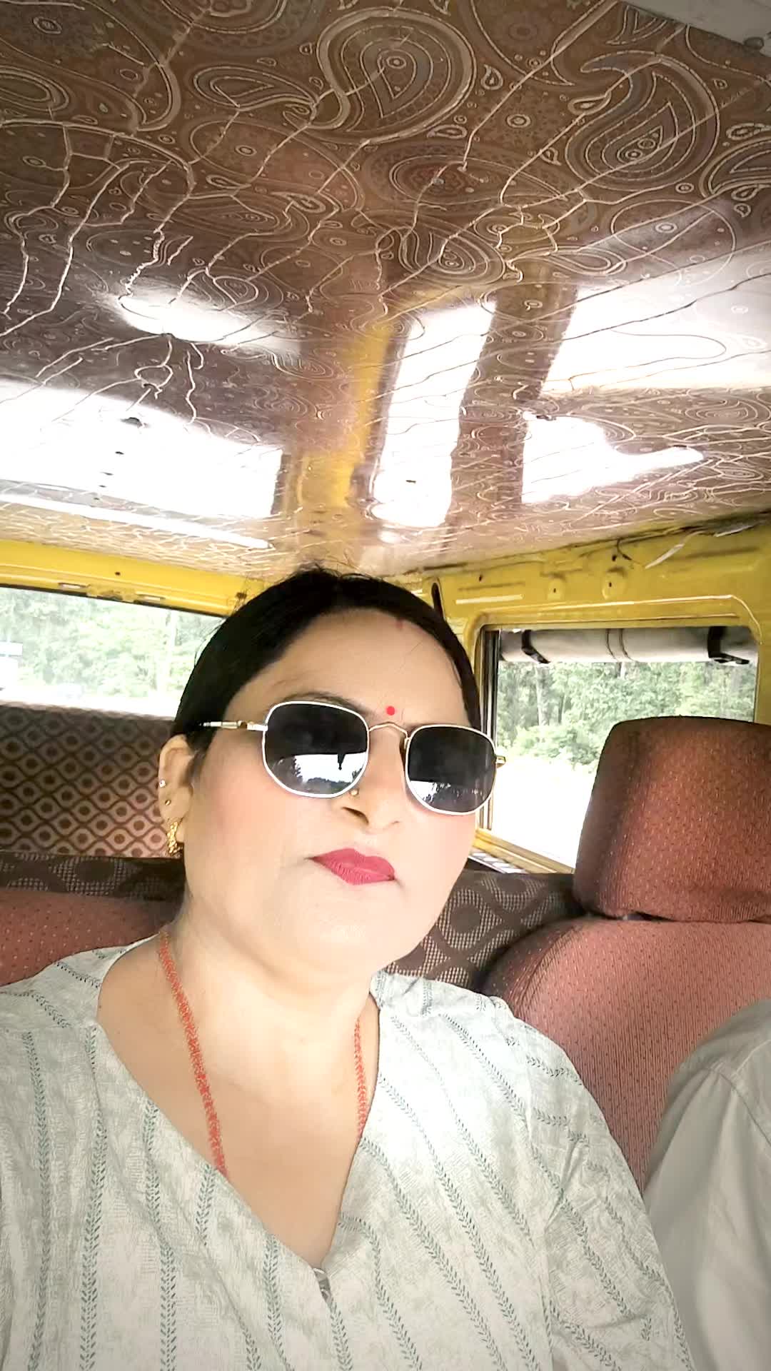 @फेशबूक फेन्सी पर्सा चितवन