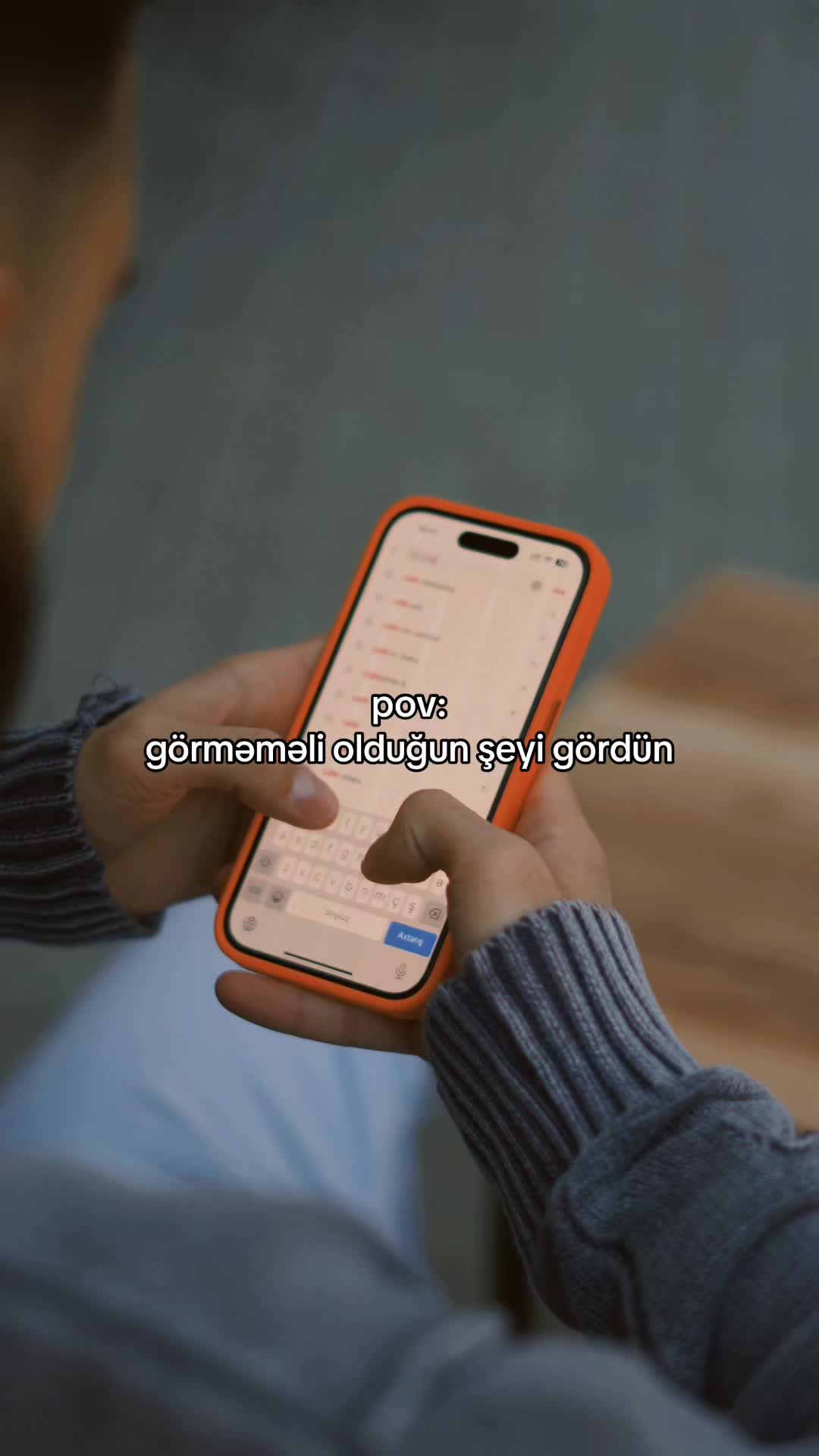 @E J