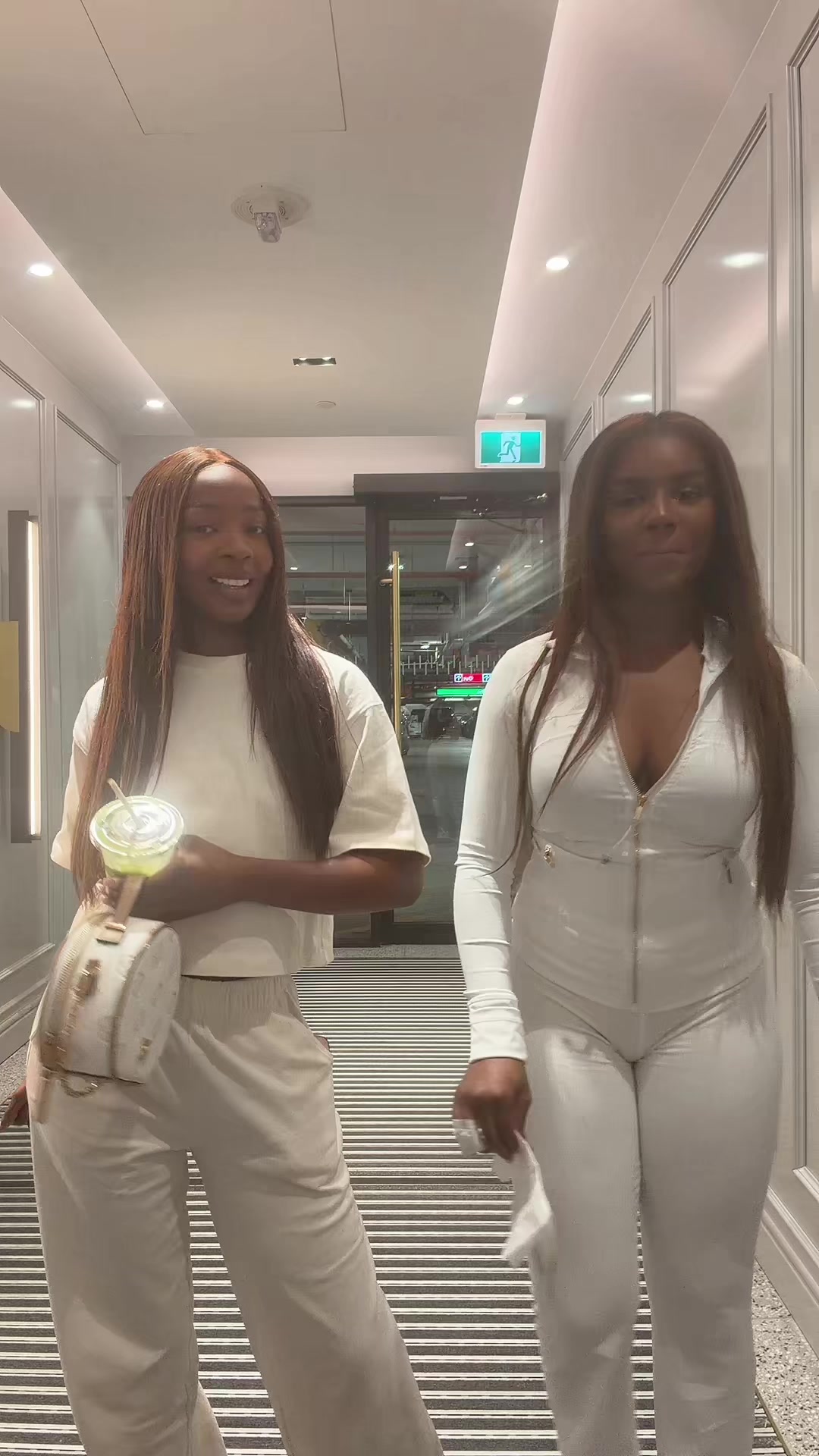 @👩🏾&zwj;❤️&zwj;💋&zwj;👩🏾