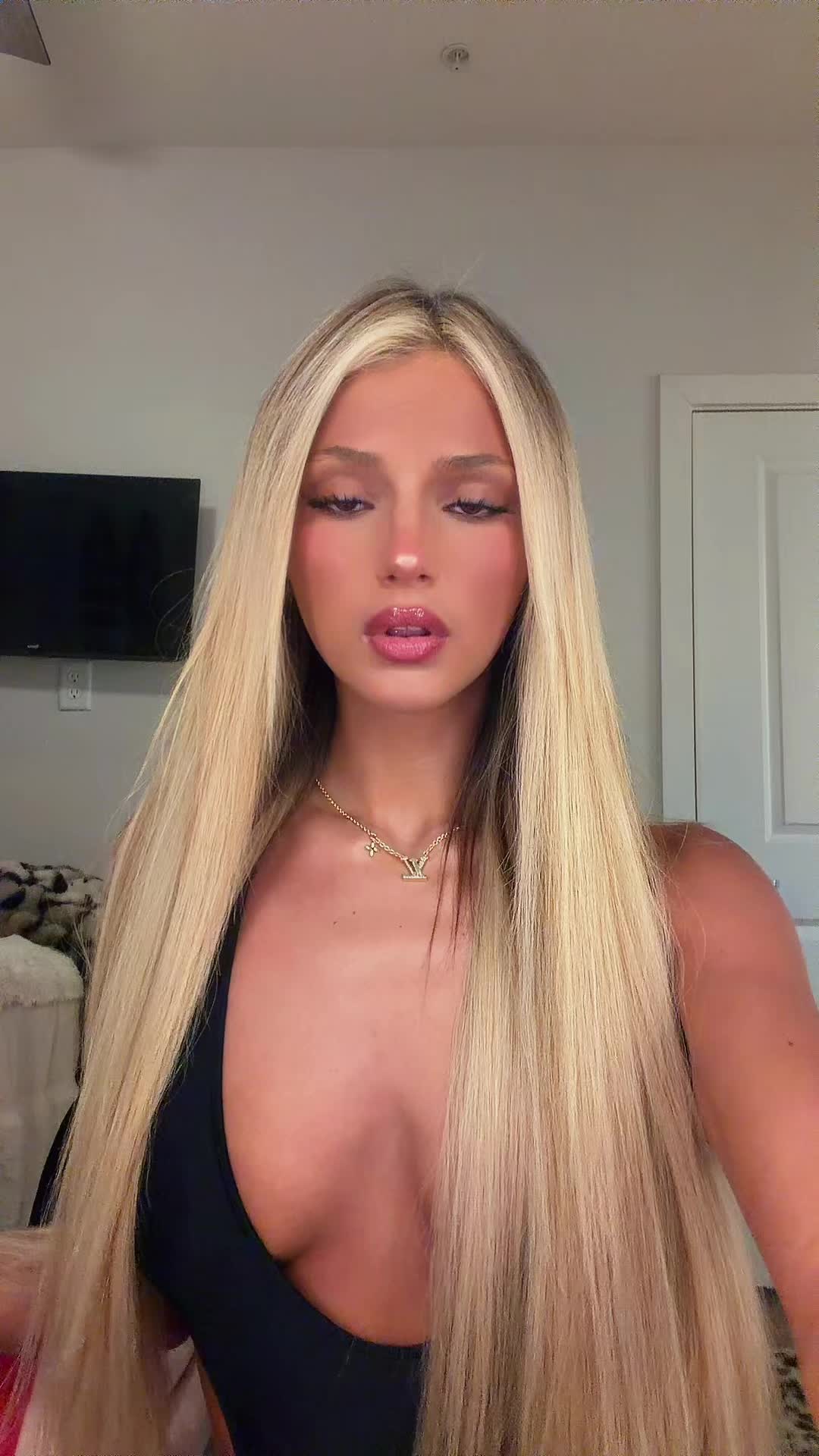 @elizabethadamek
