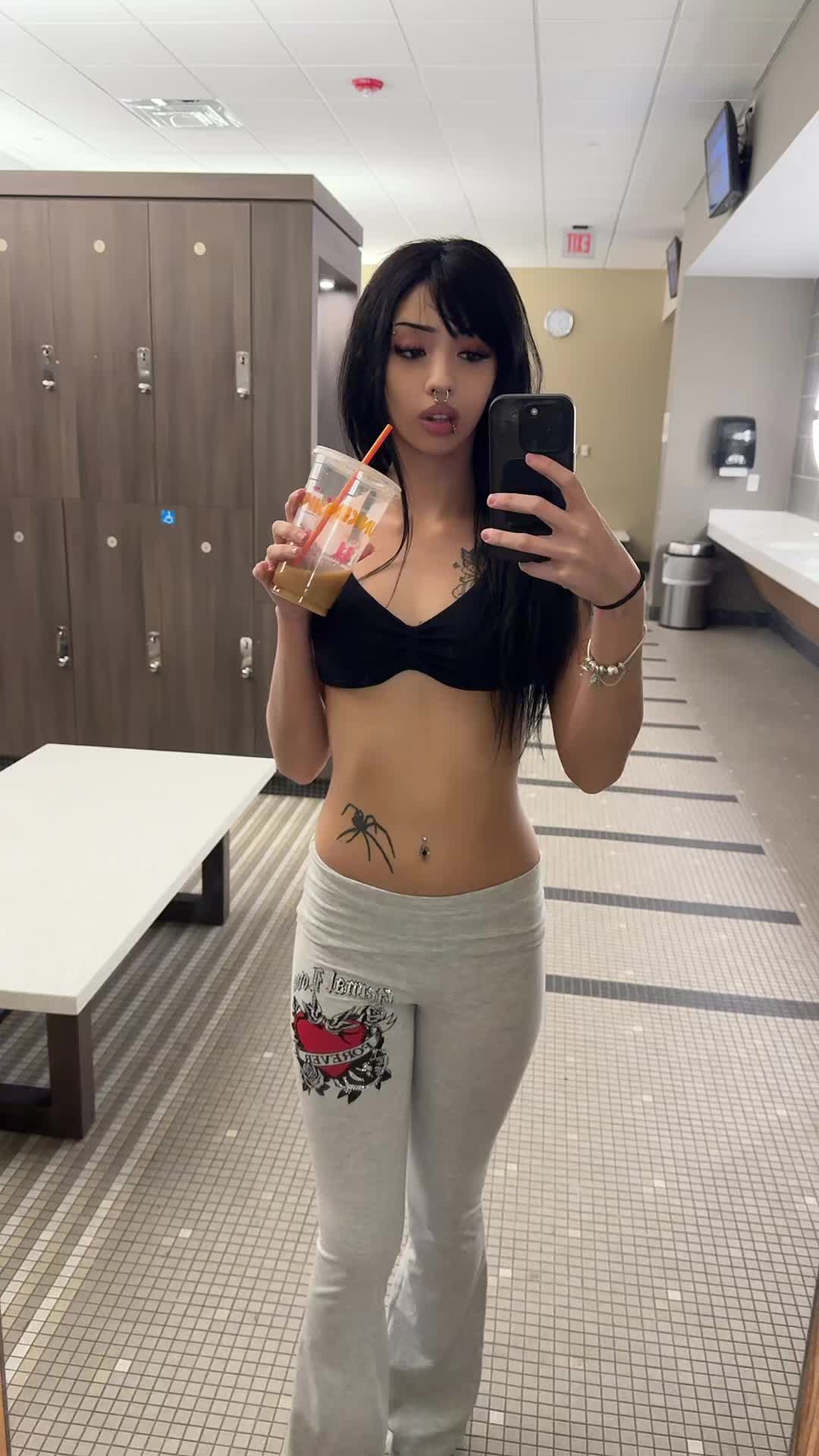 @evilyves_