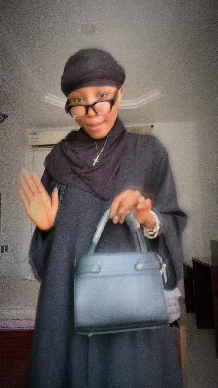 @Honey 🍯 🦋💄🫶🏻💅💍🐝💐🌈