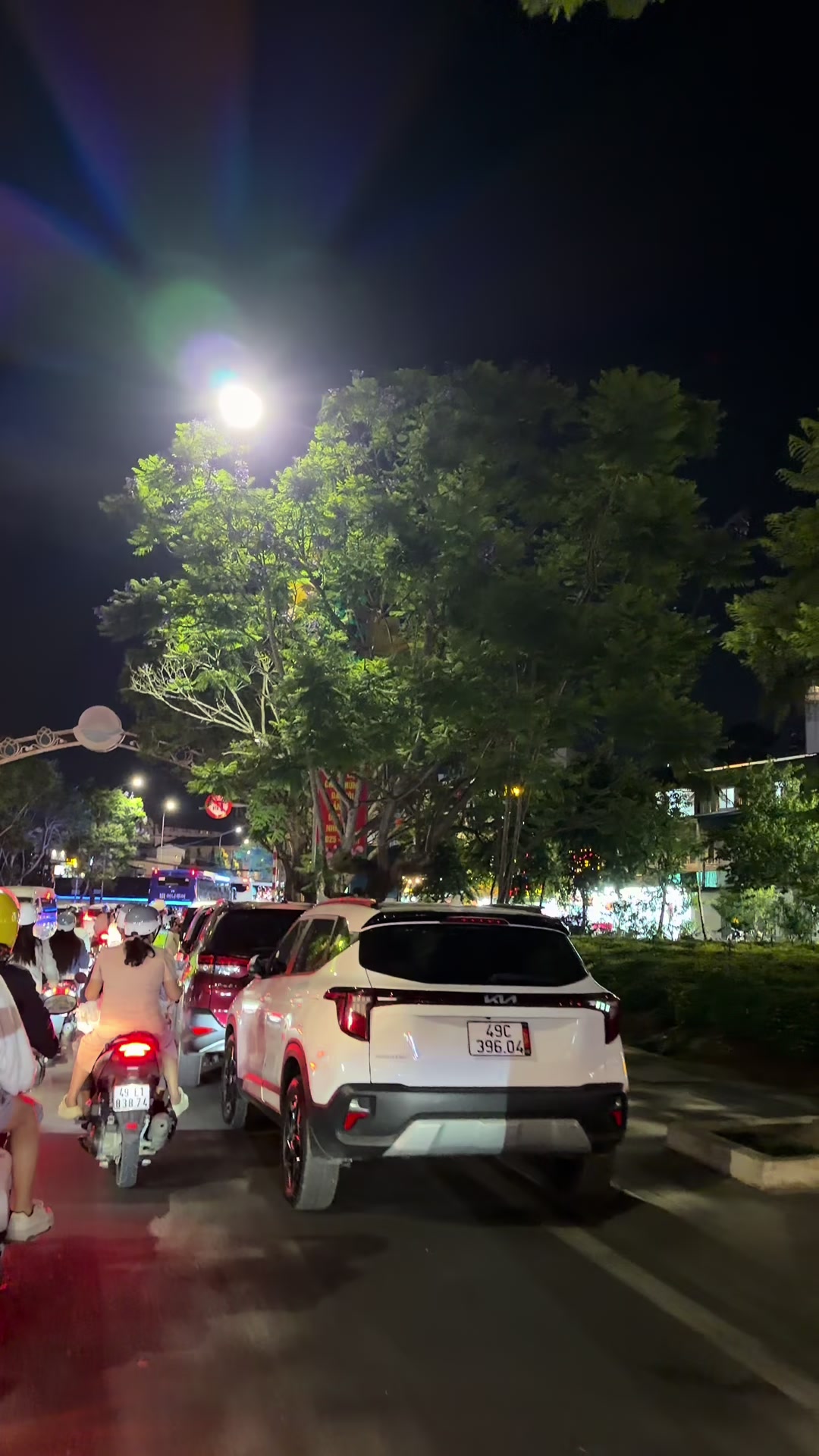 @Trung chứ ai