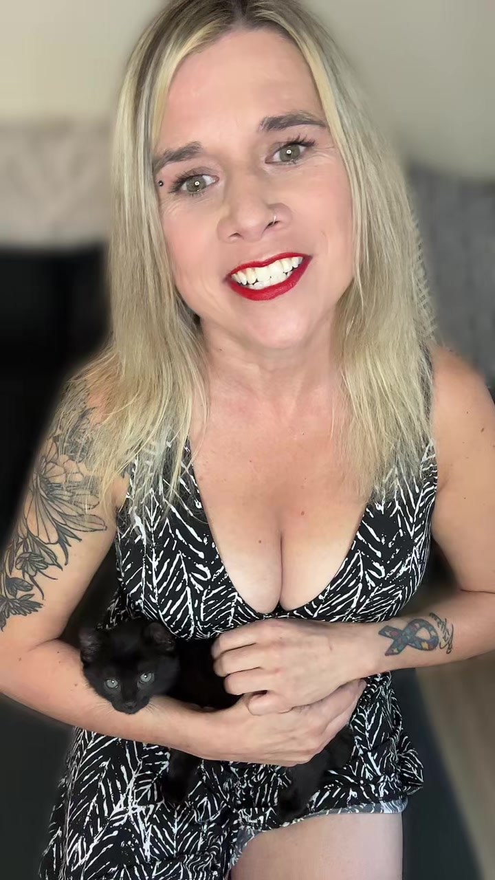 @Hotmomvibes