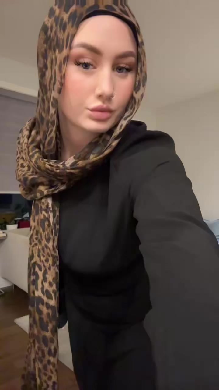 @mynameeisella