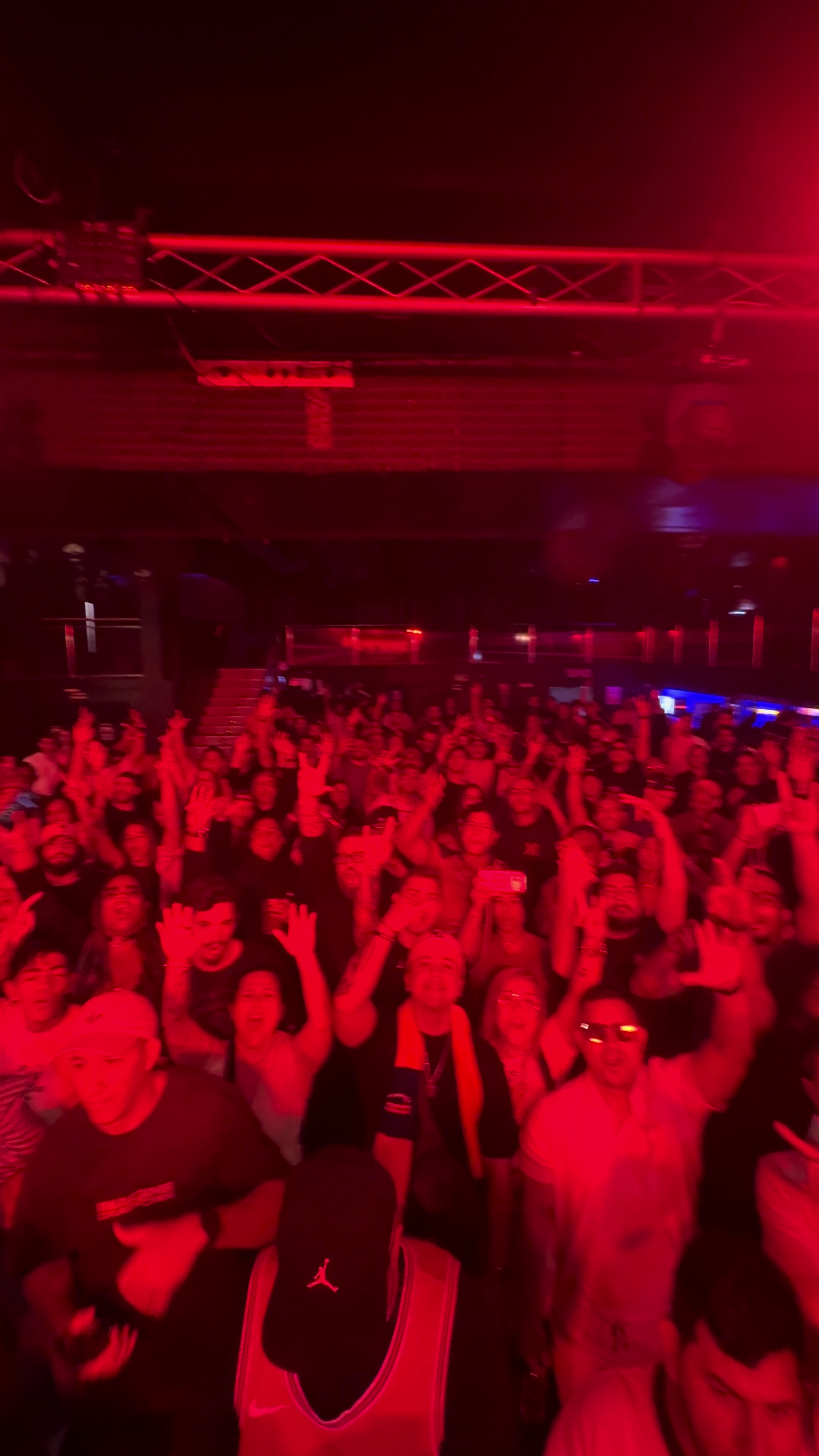 @3 Due&ntilde;os