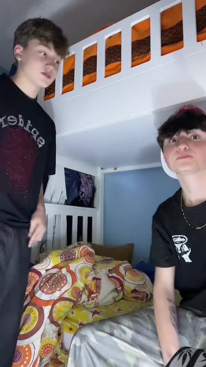 @dumbuk