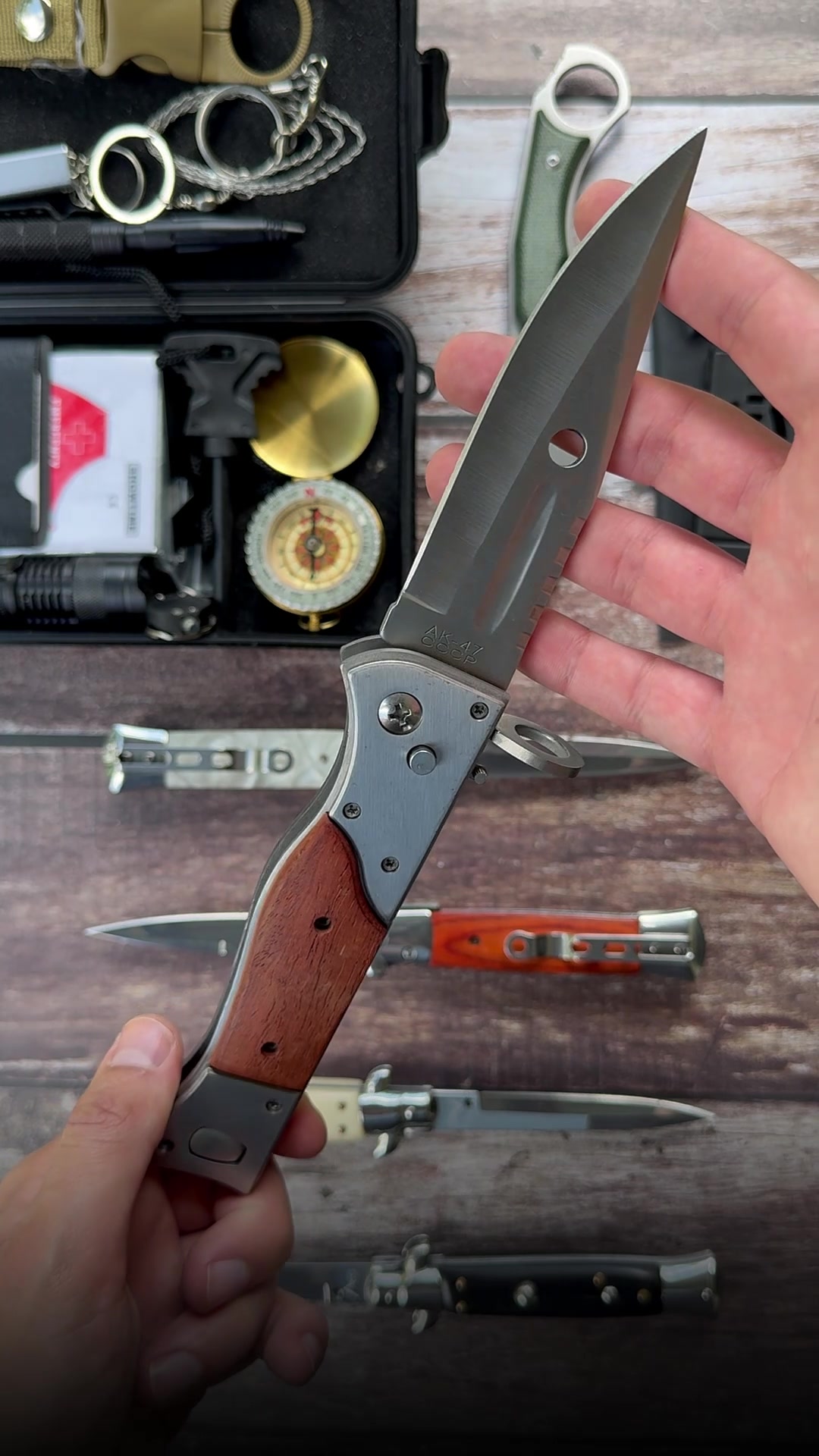 @survival.knives