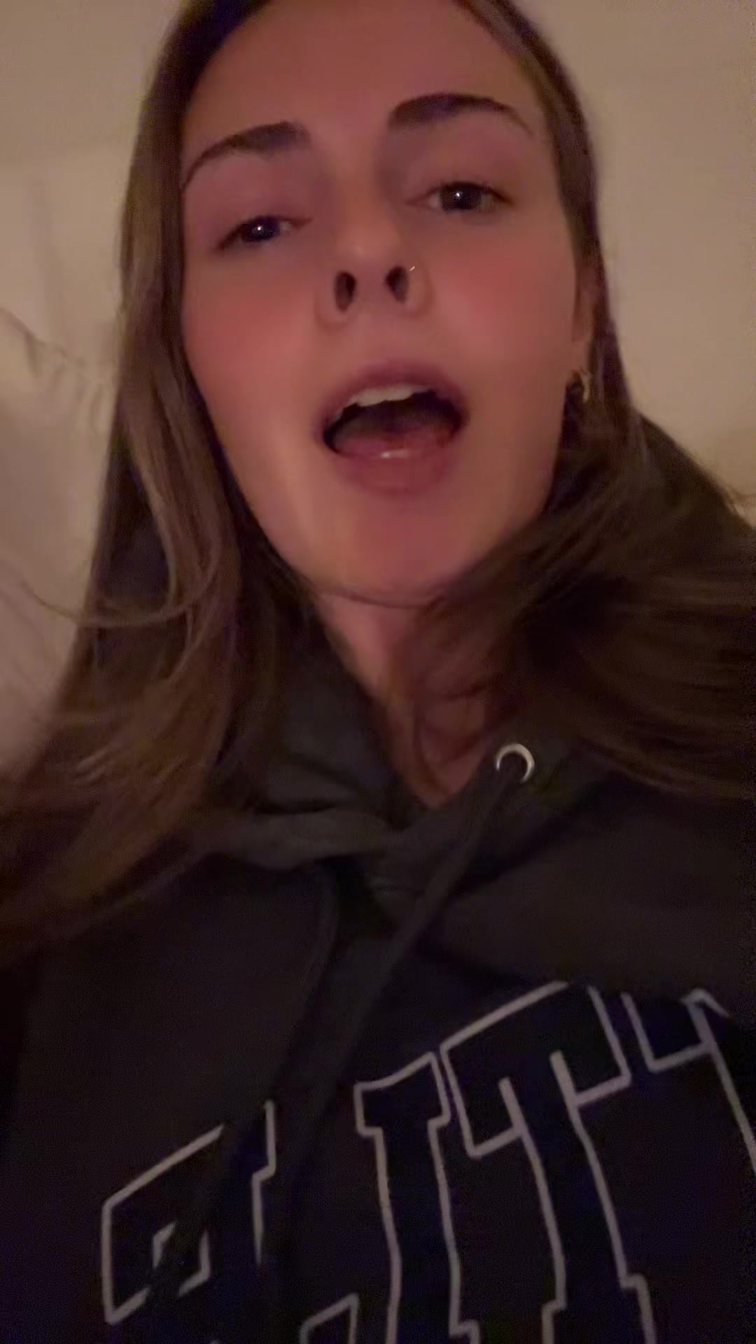 @🧍🏼&zwj;♀️