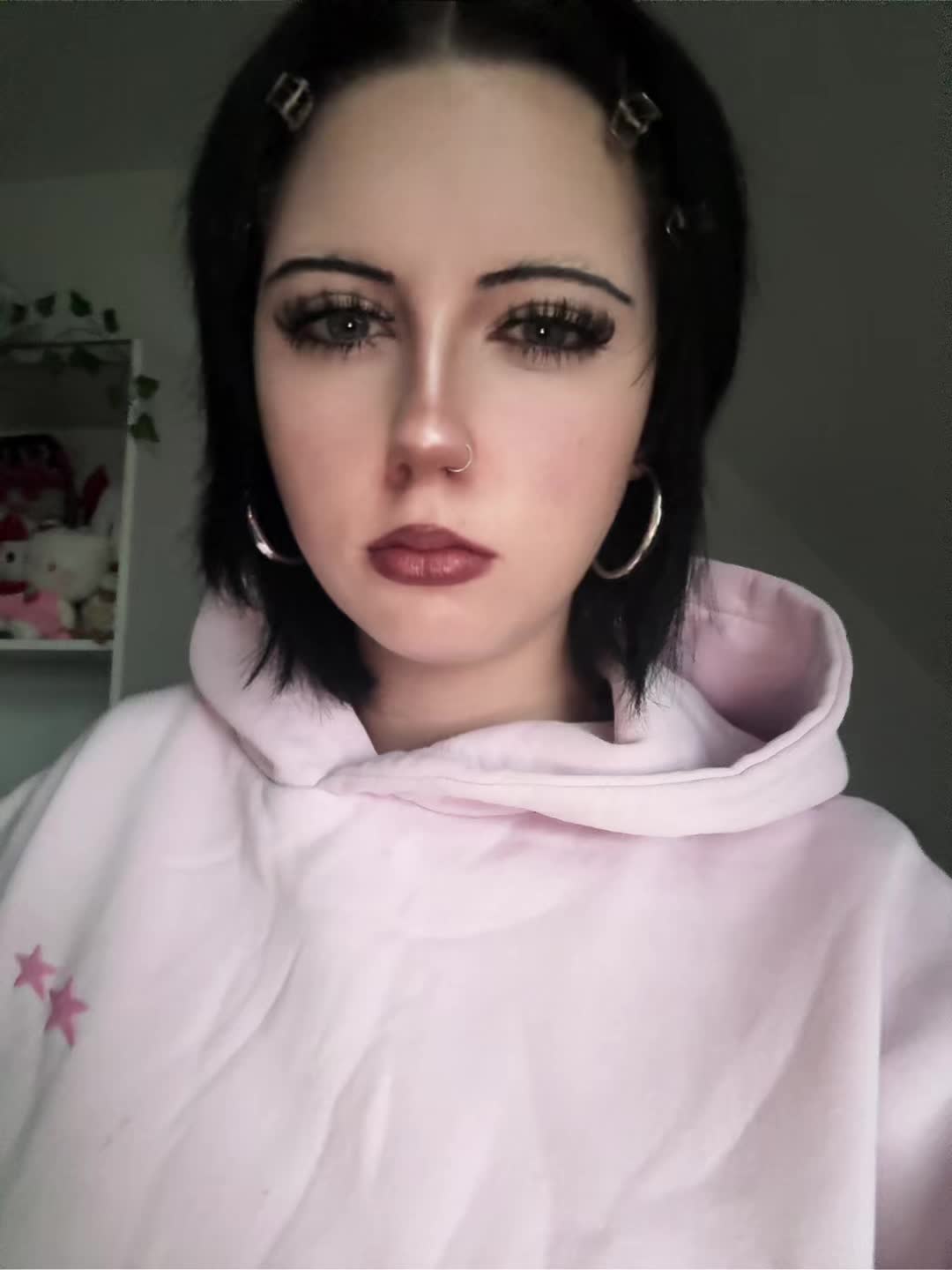 @>⩊<