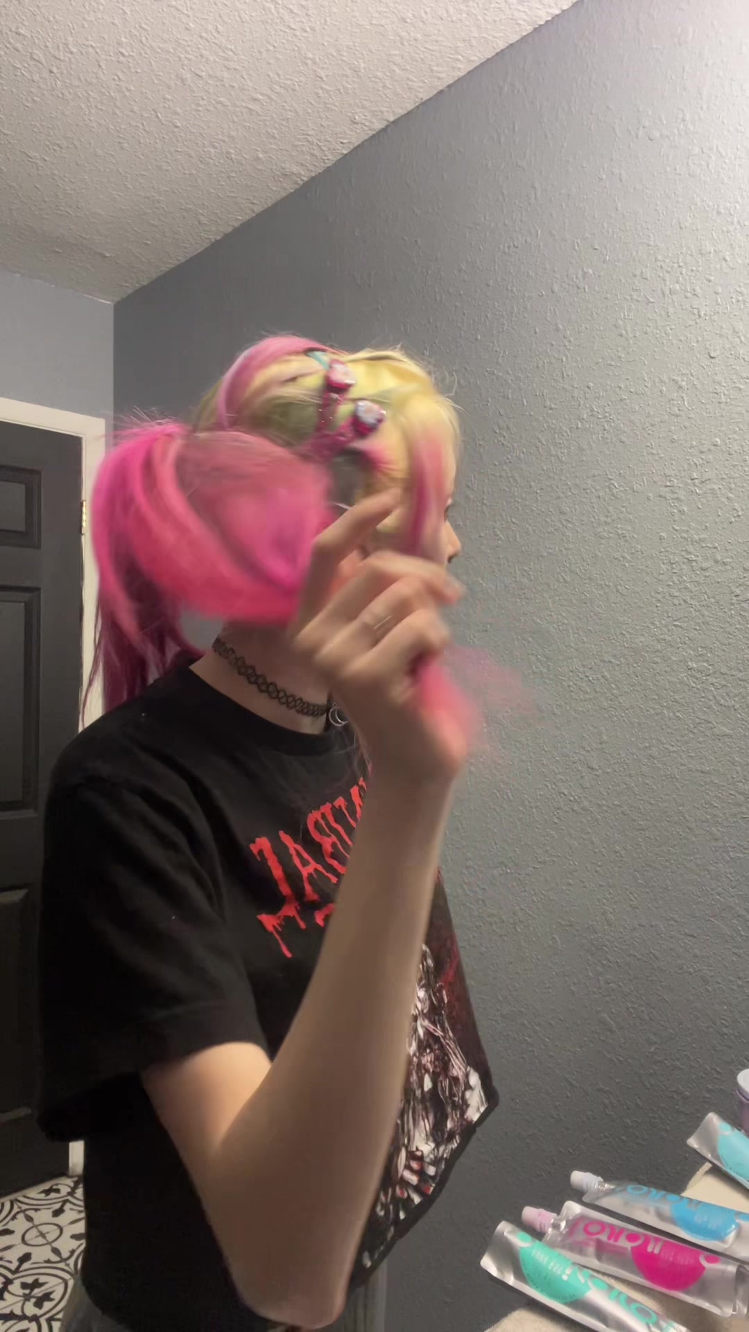 @Weird chick wit pink hair