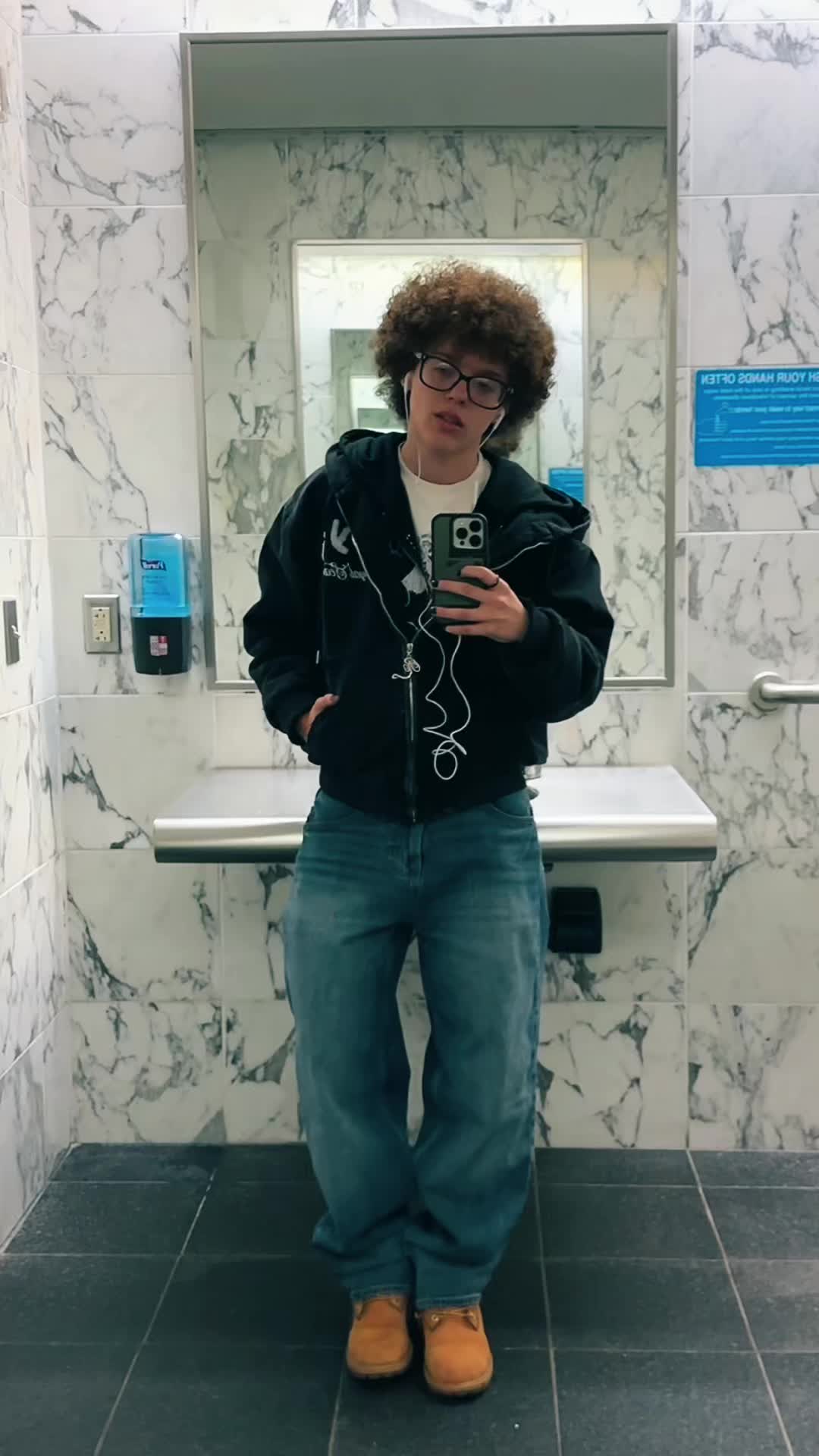 @𝔪𝔞𝔵𝔴𝔢𝔩𝔩