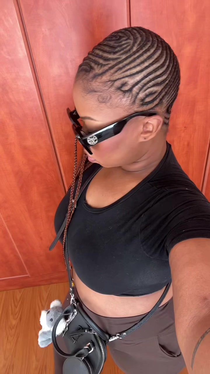 @M O N A 🍒