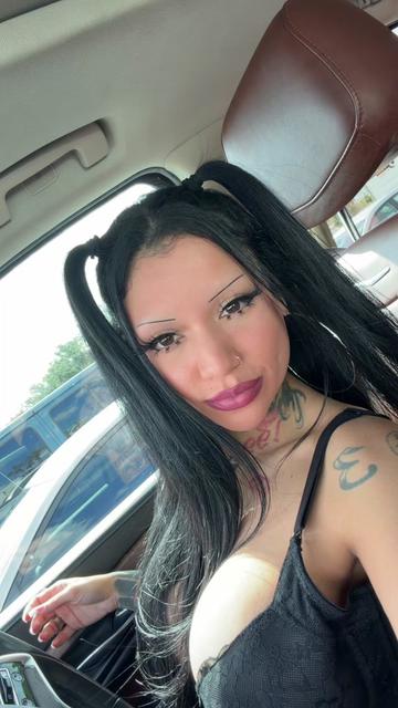 @pinkybaddazz