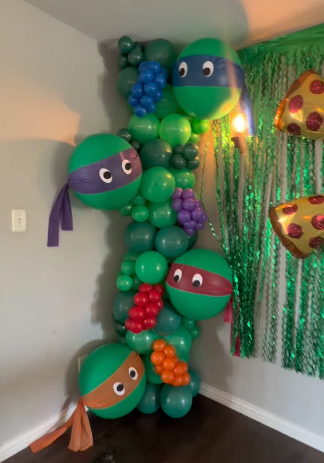 @HowdyHaleys | Balloon Decor