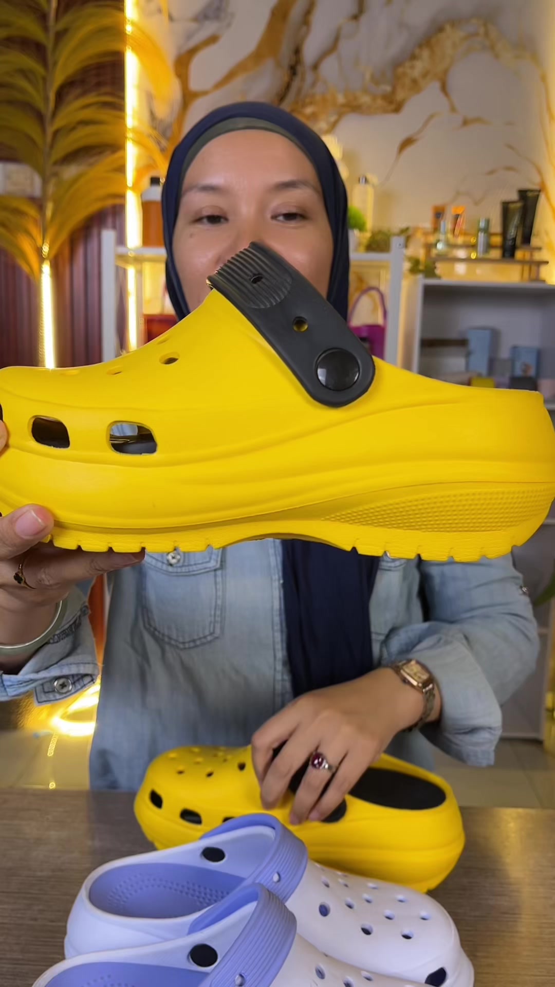 @LELI si paling TAS dan SANDAL