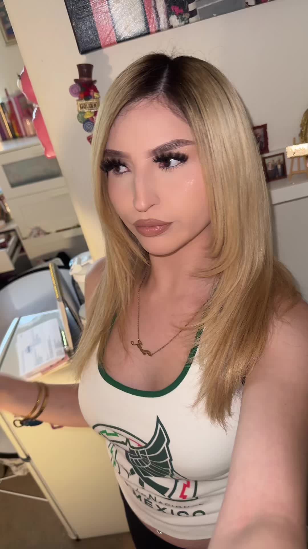 @JanelleyBee
