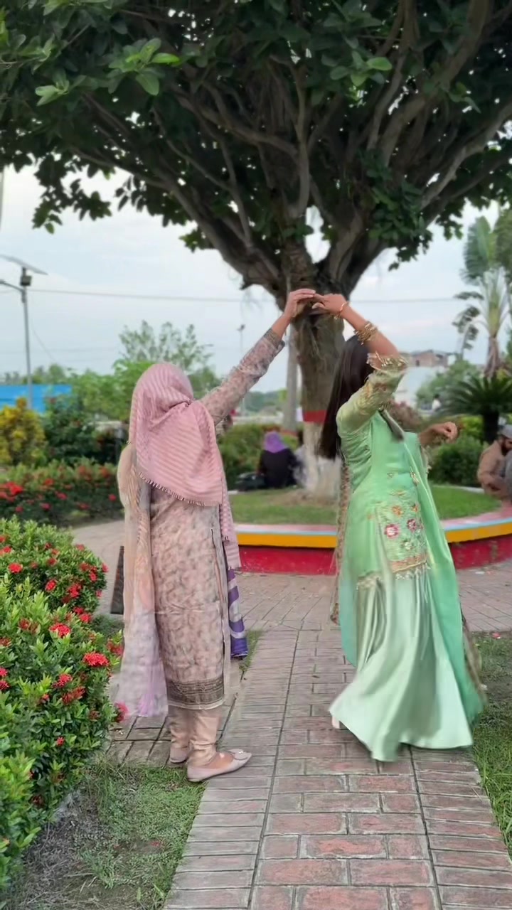 @👩🎓⚖️Arshi +(আরু)⚖️🎓