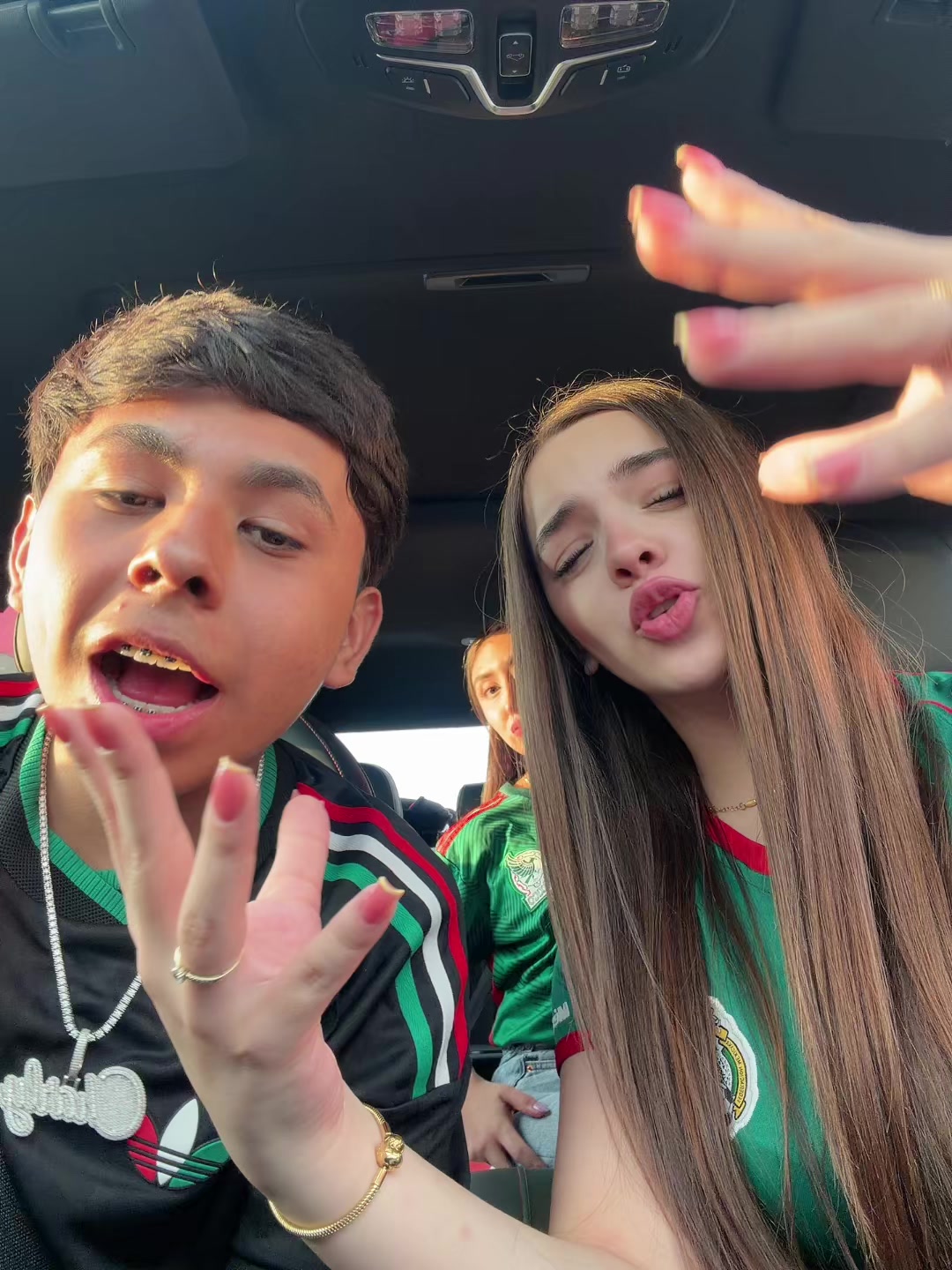 @charlychivas10