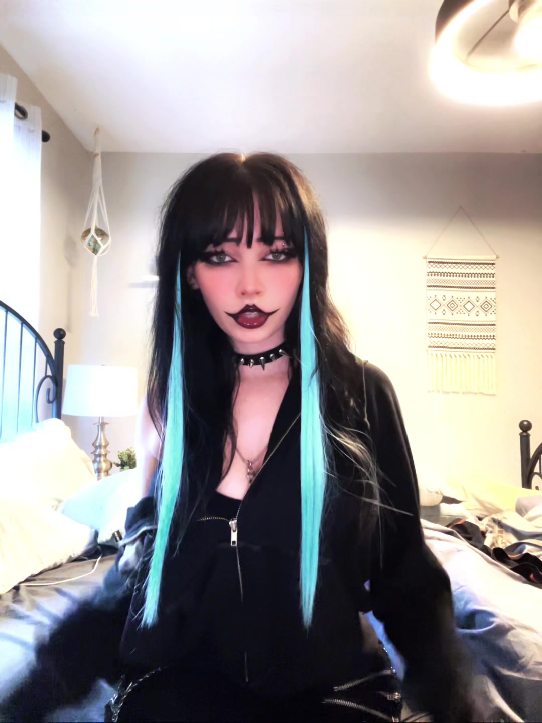 @Bee🖤