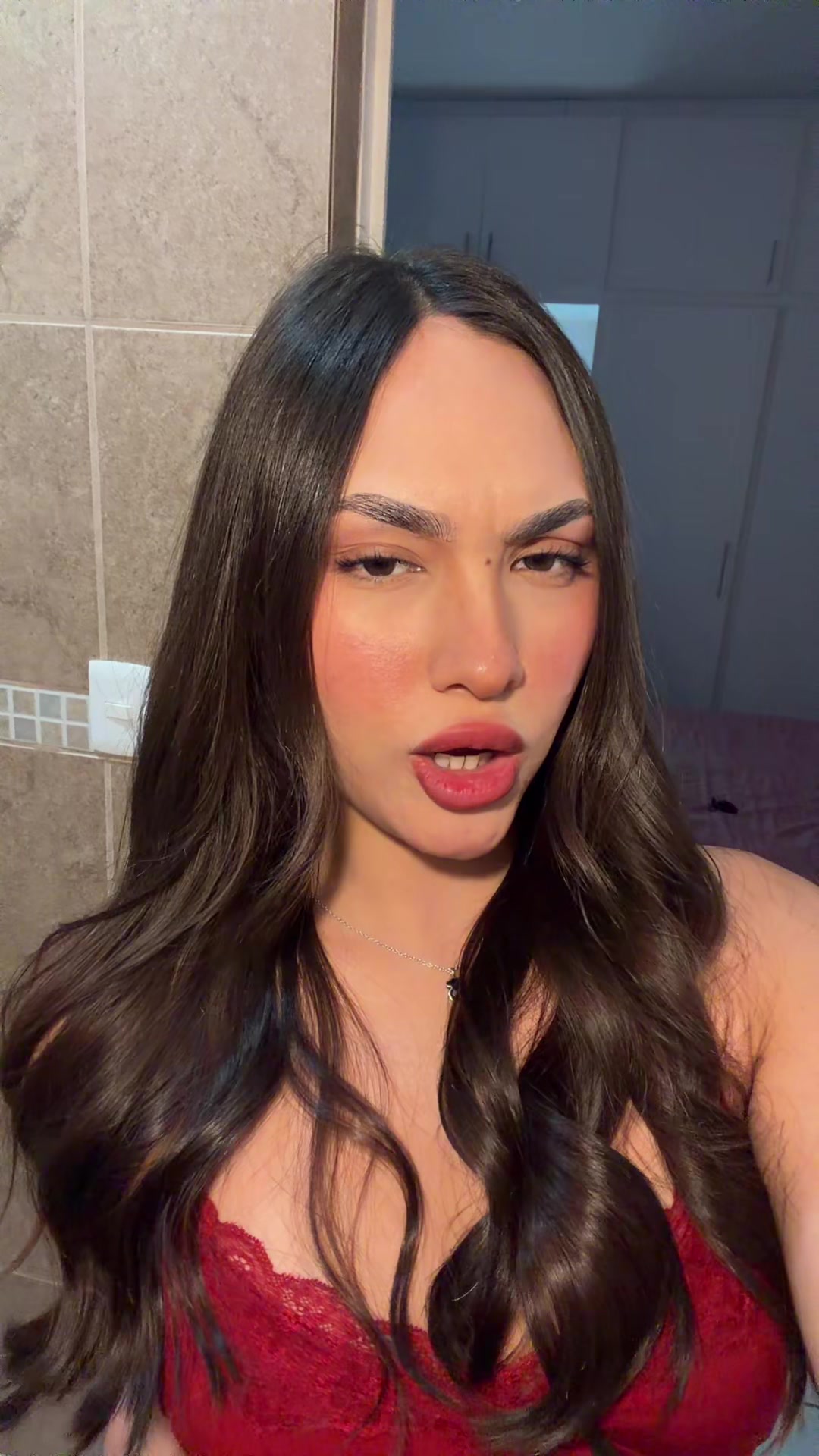 @nicolehertor