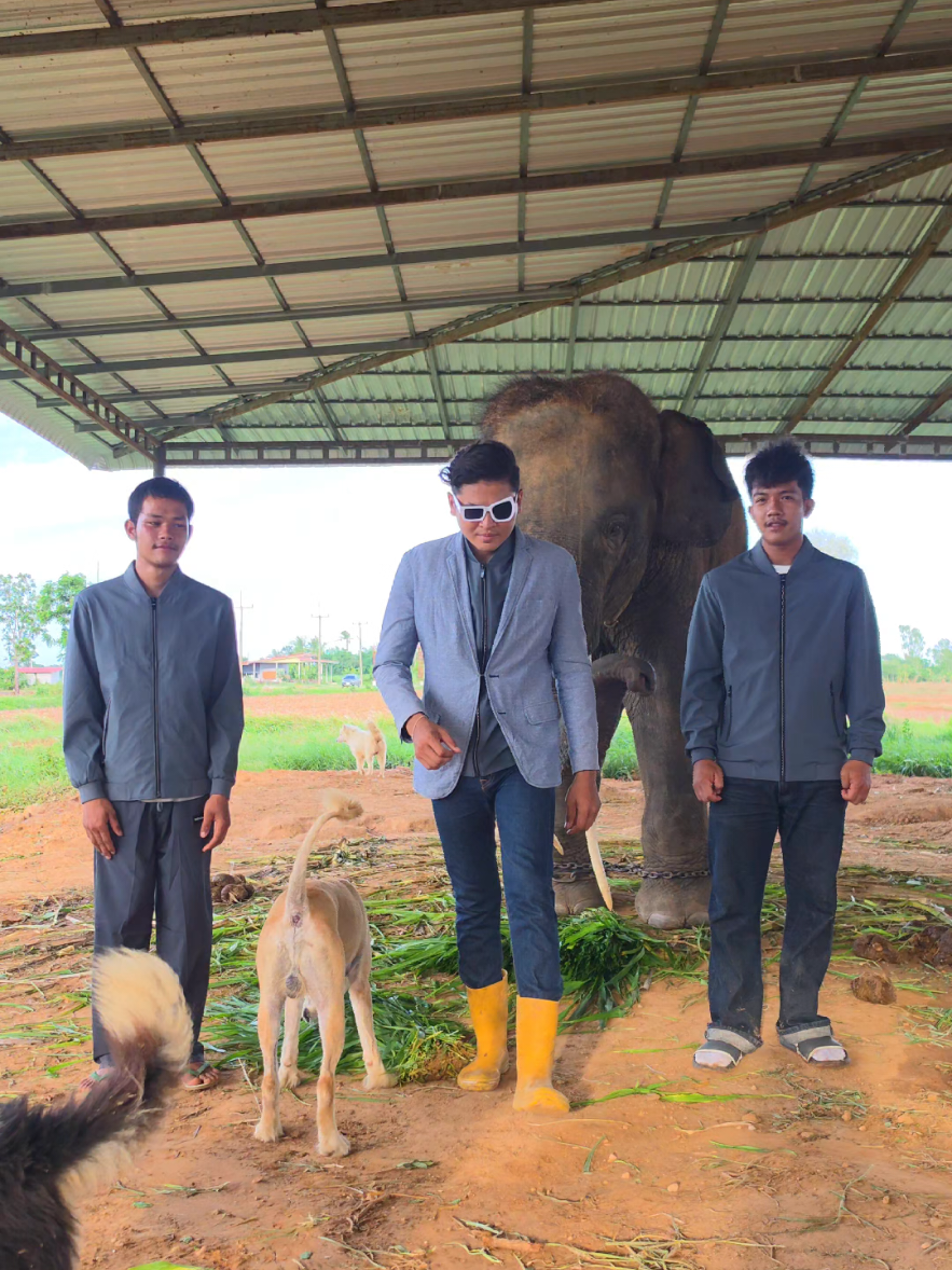 @ควาญช้างสาว"ชาลิดา"