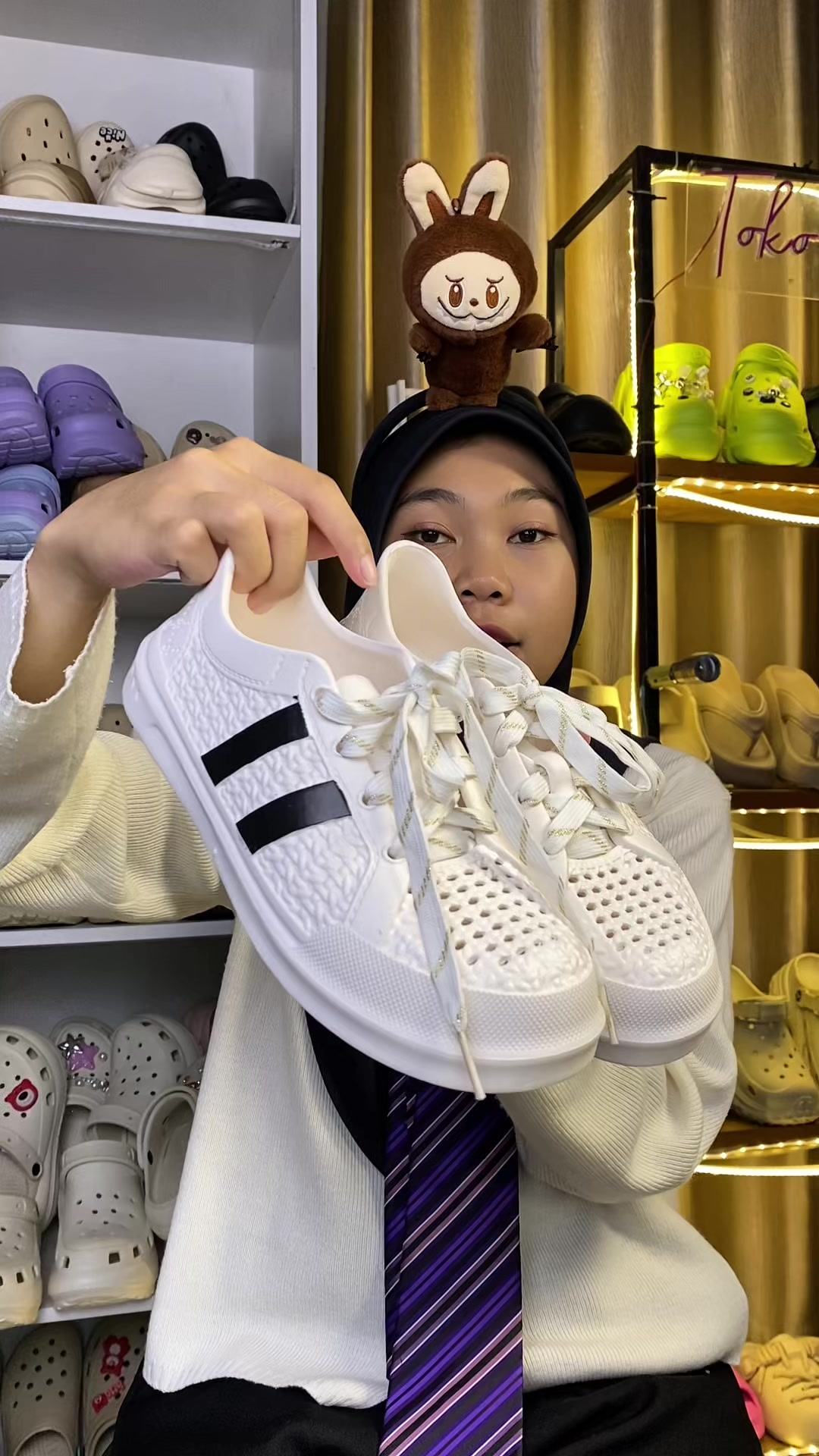 @LELI si paling TAS dan SANDAL