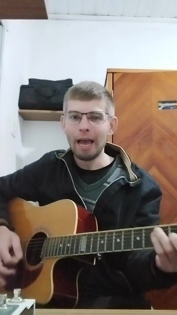 @Tr&ecirc;s Hermanos