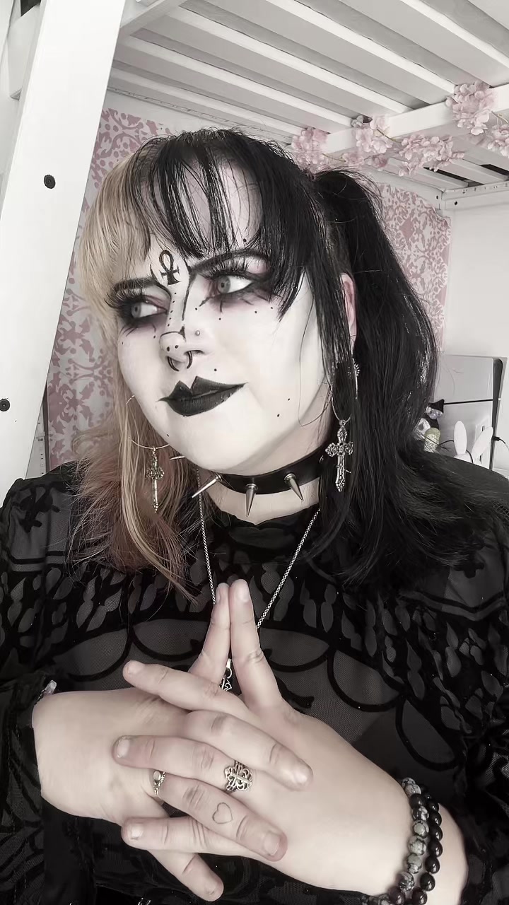 @Julie🖤