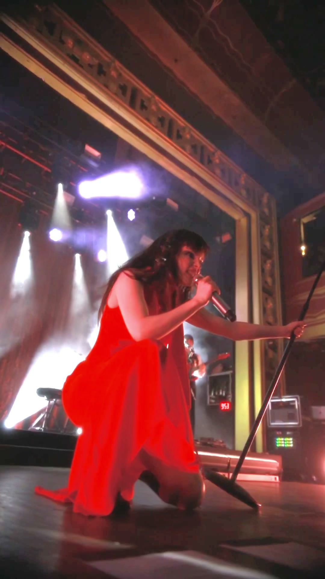 @Lauren Mayberry