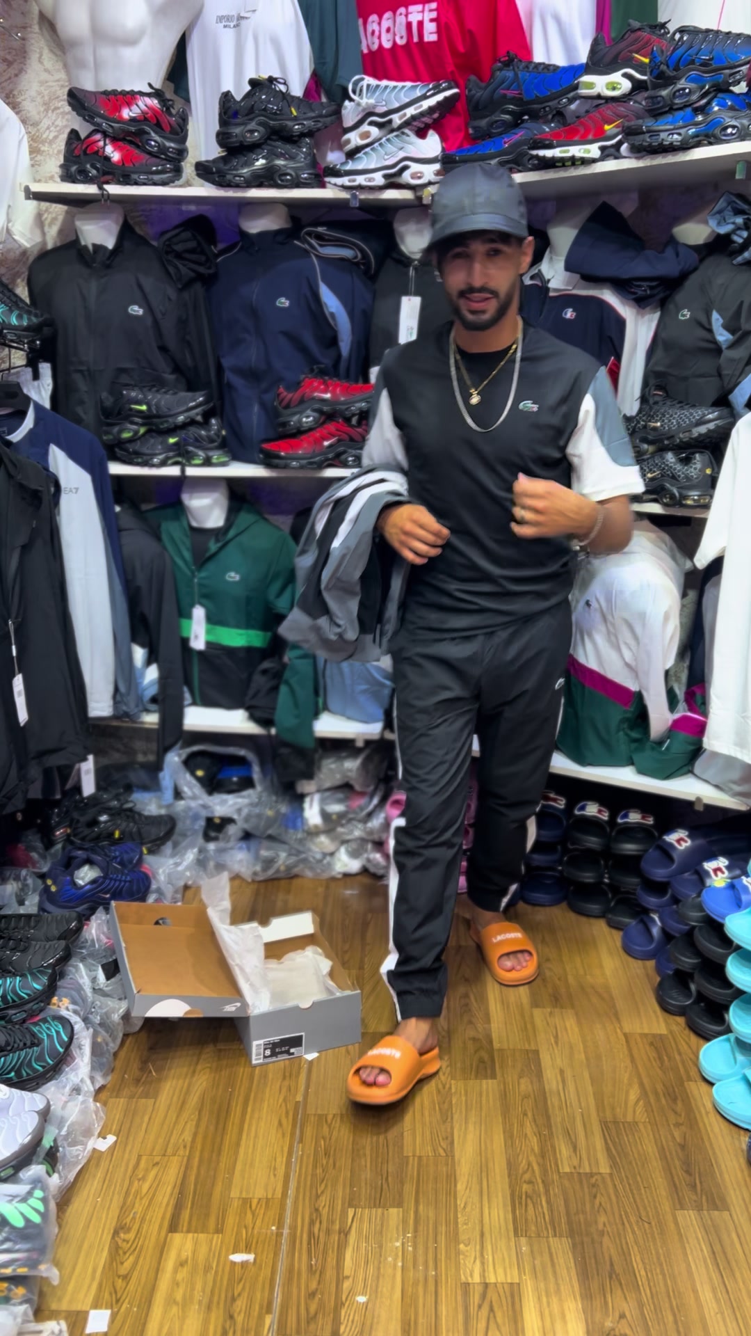 @Parisien💙❤️👕👖👟🕶👔🧢