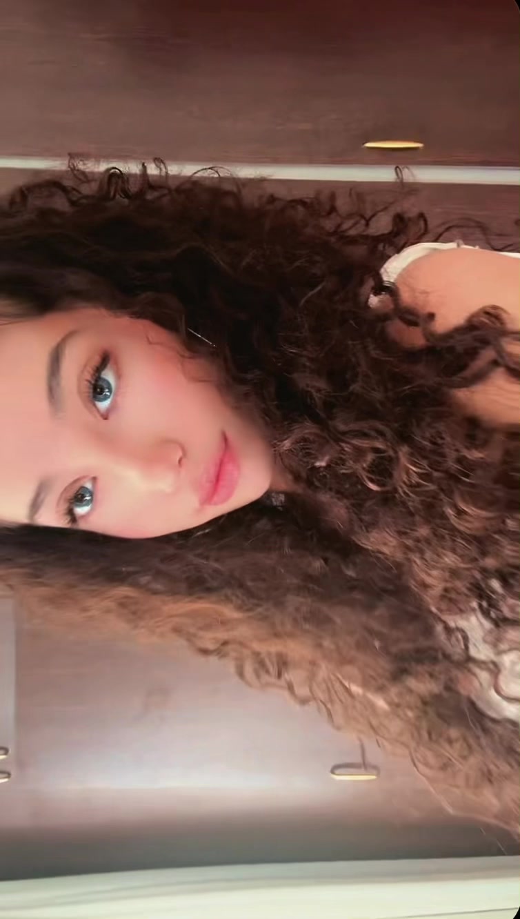 @👩🏻🦱