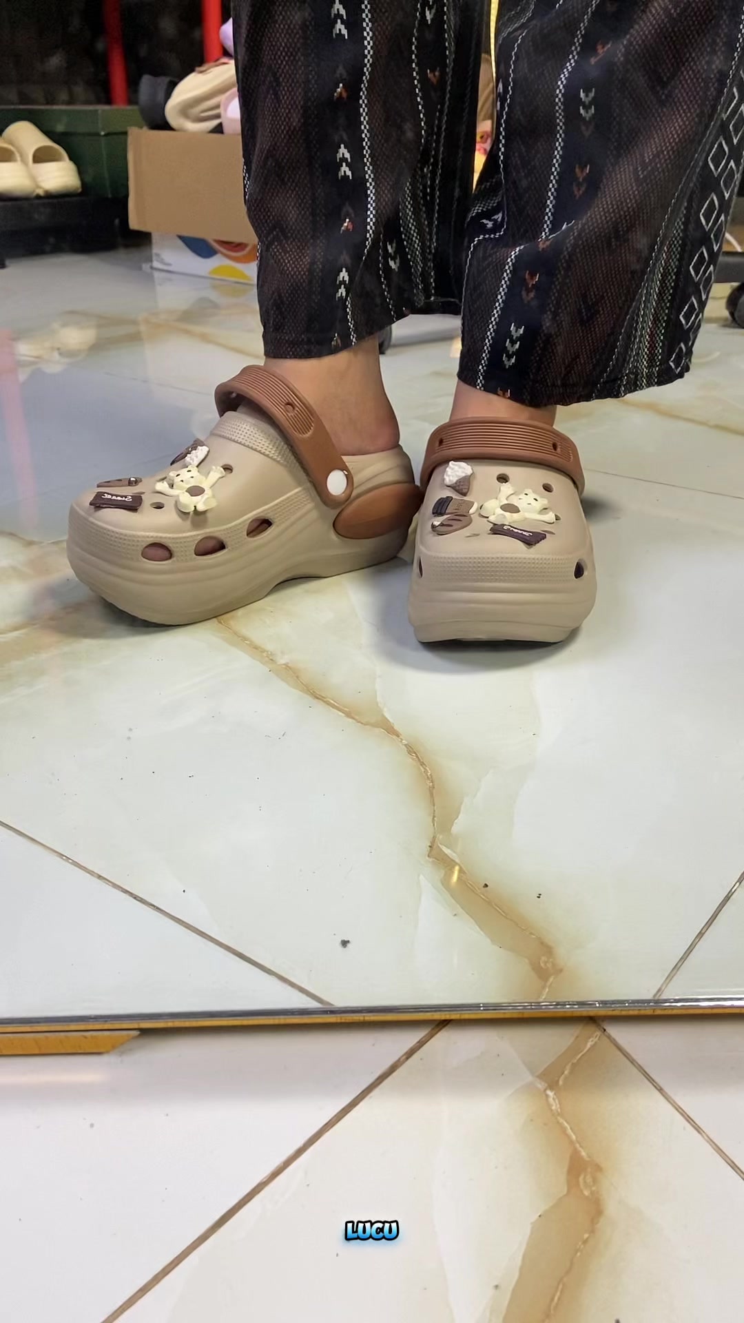 @LELI si paling TAS dan SANDAL