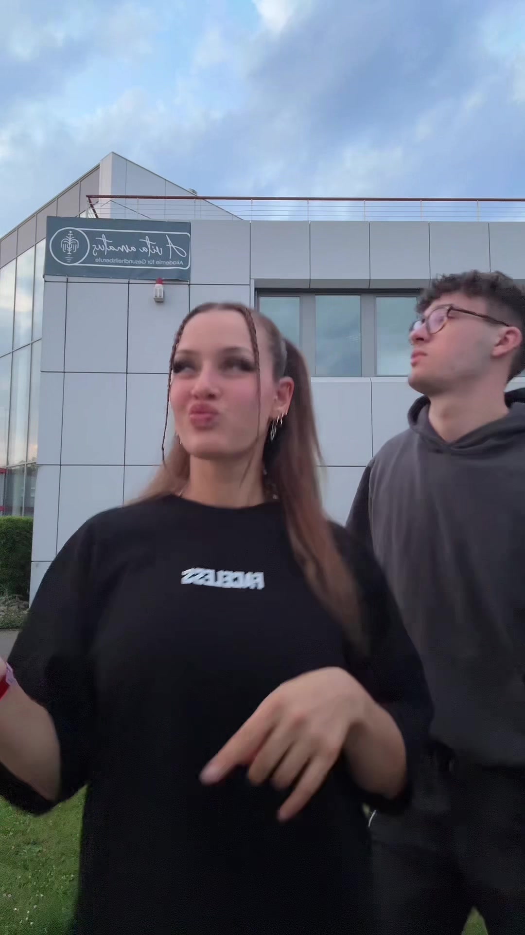 @Elli