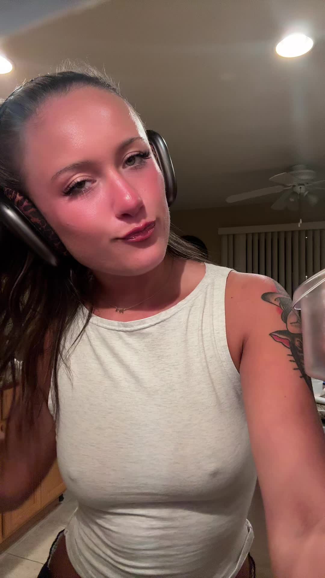 @anihayes