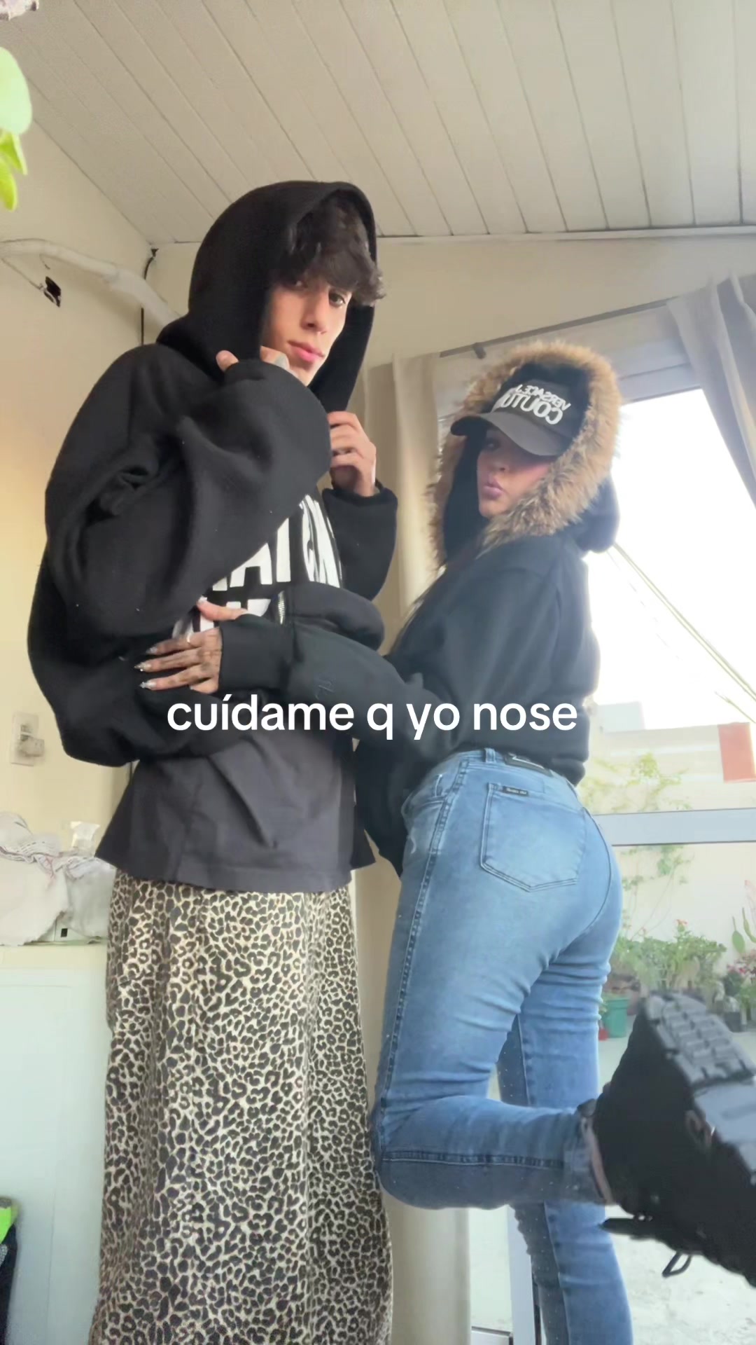 @holalola