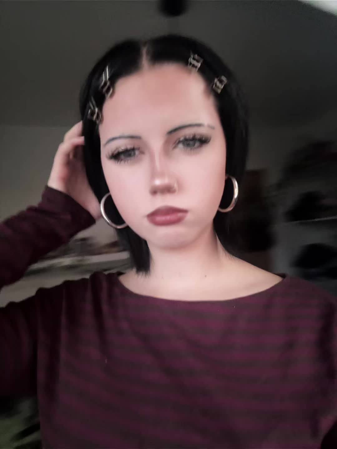 @>⩊<