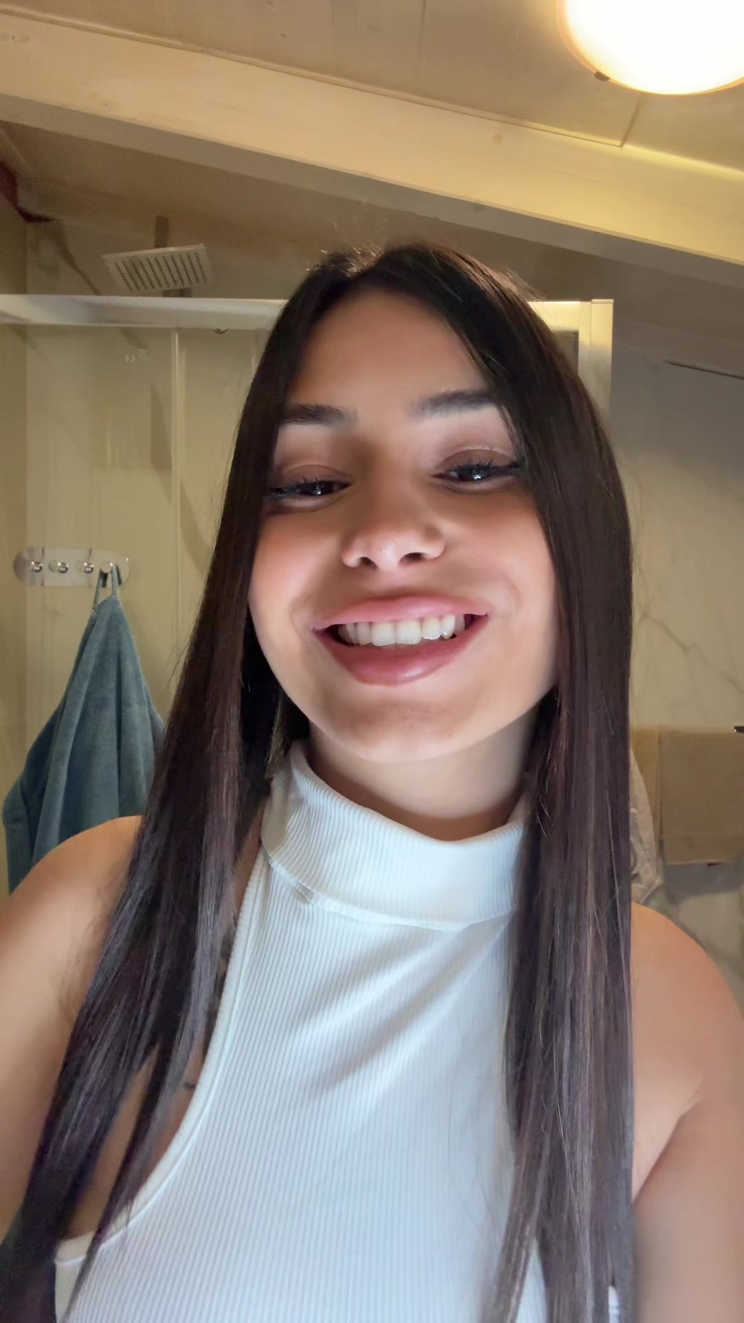 @elisaangiius