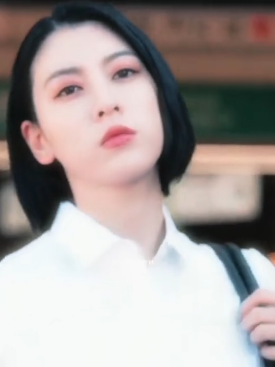 @Ellie🦋⋆.࿔･